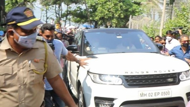 Bail मिलने के बाद Shahrukh Khan के बेटे Aryan Khan पहुंचे Mannat, Video हुई Viral | FilmiBeat