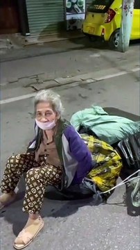 Clip: Cụ bà 4 giờ sáng mới đi nhặt phế liệu về, được mạnh thường quân giúp đỡ