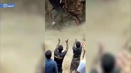 شاب ينقذ أماً وابنها قبل سقوطهما في شلال ضخم