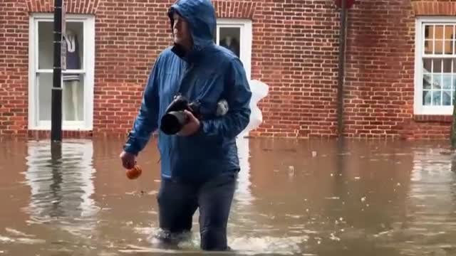 Las intensas lluvias en Virginia dejan a los vecinos con el agua casi hasta la cintura