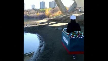 Una canadiense triunfa en Halloween disfrazada del buque 'Ever Given' atrapado en Suez