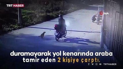 Kendisini kovalayan köpeğe sinirlendi, 2 kişiye çarptı