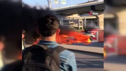 Yanan otomobili arkasına alıp selfie çekti