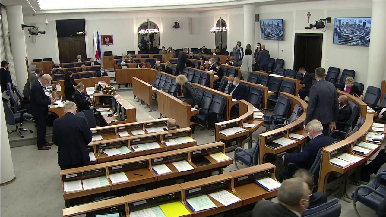 Polish lawmakers approve anti-migrant wall along Belarus border