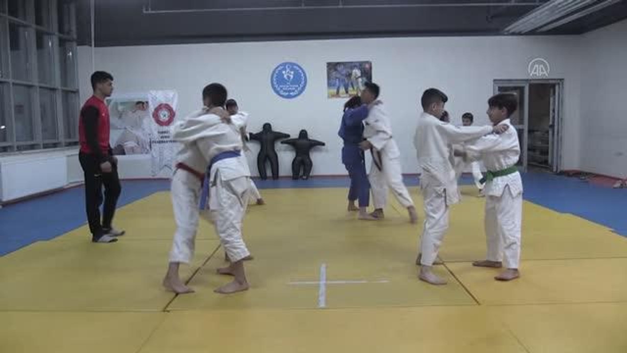 Polis Gücü Spor Kulübünün yetiştirdiği gençler başarıdan başarıya koşuyor