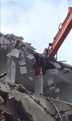 Sultangazi'de yıkım yapan ekiplerin Türk bayrağı hassasiyeti