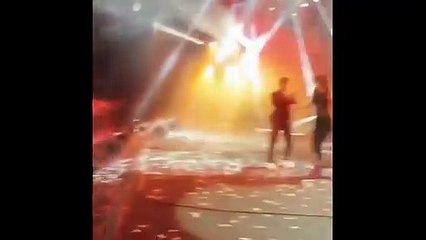 Kenan Doğulu ve Beren Saat'in sahnedeki dudak dudağa dansları olay oldu