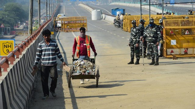 Ghazipur Border barricade removed,farmers still blocked road