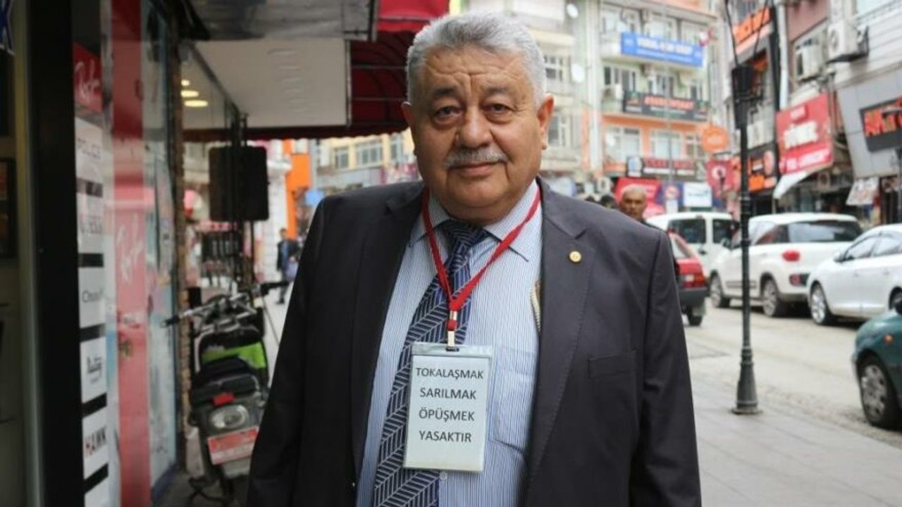 Sosyal mesafeye dikkat çekmek için ‘yaka kartlı’ önlem almıştı: Virüse yenik düştü