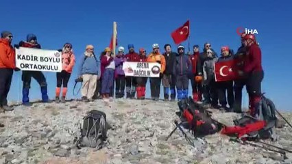 Isparta'da öğretmenler Cumhuriyet Bayramını zirvede kutladı