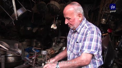 رغم اختفاء بوابير الكاز ما زال أبو محمد يحتفظ بمهنة صيانتها بغزة