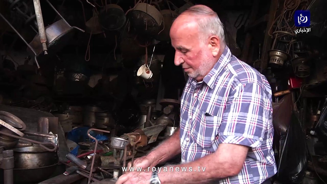 رغم اختفاء بوابير الكاز ما زال أبو محمد يحتفظ بمهنة صيانتها بغزة