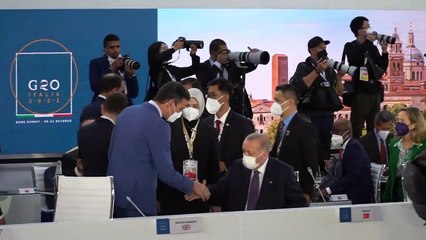 Pedro Sánchez mantiene una breve conversación con Joe Biden antes de la reunión del G20
