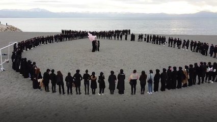 300 ÖĞRENCİ MEME KANSERİNE DİKKAT ÇEKMEK İÇİN KLİP ÇEKTİ