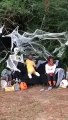 Des parents font une horrible blague d'Halloween à leurs enfants...