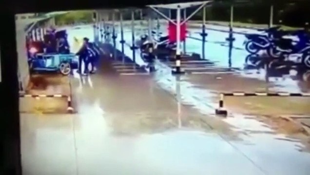 Une moto hors de controle continue de tourner