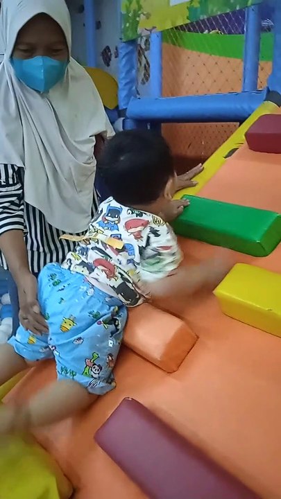 Bermain mandi bola bersama mbah