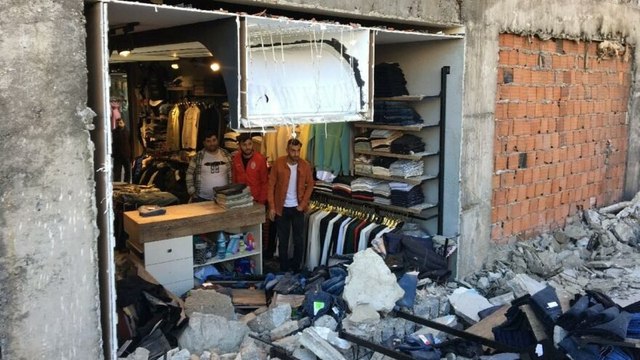 Karşısında inşaat çalışması yapılan bir mağazanın duvarı çöktü