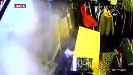 Karşısında inşaat çalışması yapılan mağaza çöktü