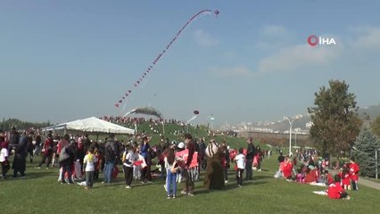 Göklerdeki binlerce Türk bayrağı görenleri şaşkına çevirdi
