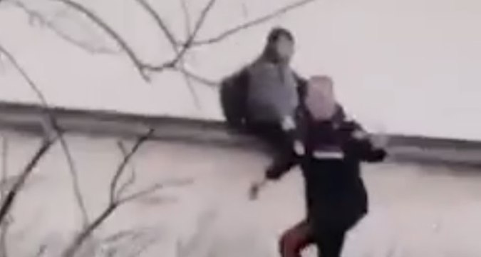 Maltempo a Catania, carabinieri salvano automobilista da alluvione (30.10.21)