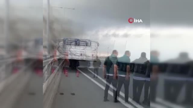 Son dakika haber! Kuzey Marmara Otoyolu'nda seyir halindeki tır alevlere teslim oldu. Olay yerine itfaiye ekipleri sevk edildi.