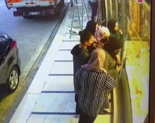 ETRAFINI SARIP ALTINLARINI ÇALDILAR