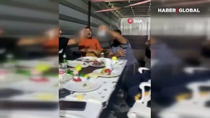 Antalya bir grup genç, hareket halindeki tırın dorsesine masa kurup içki içtiler
