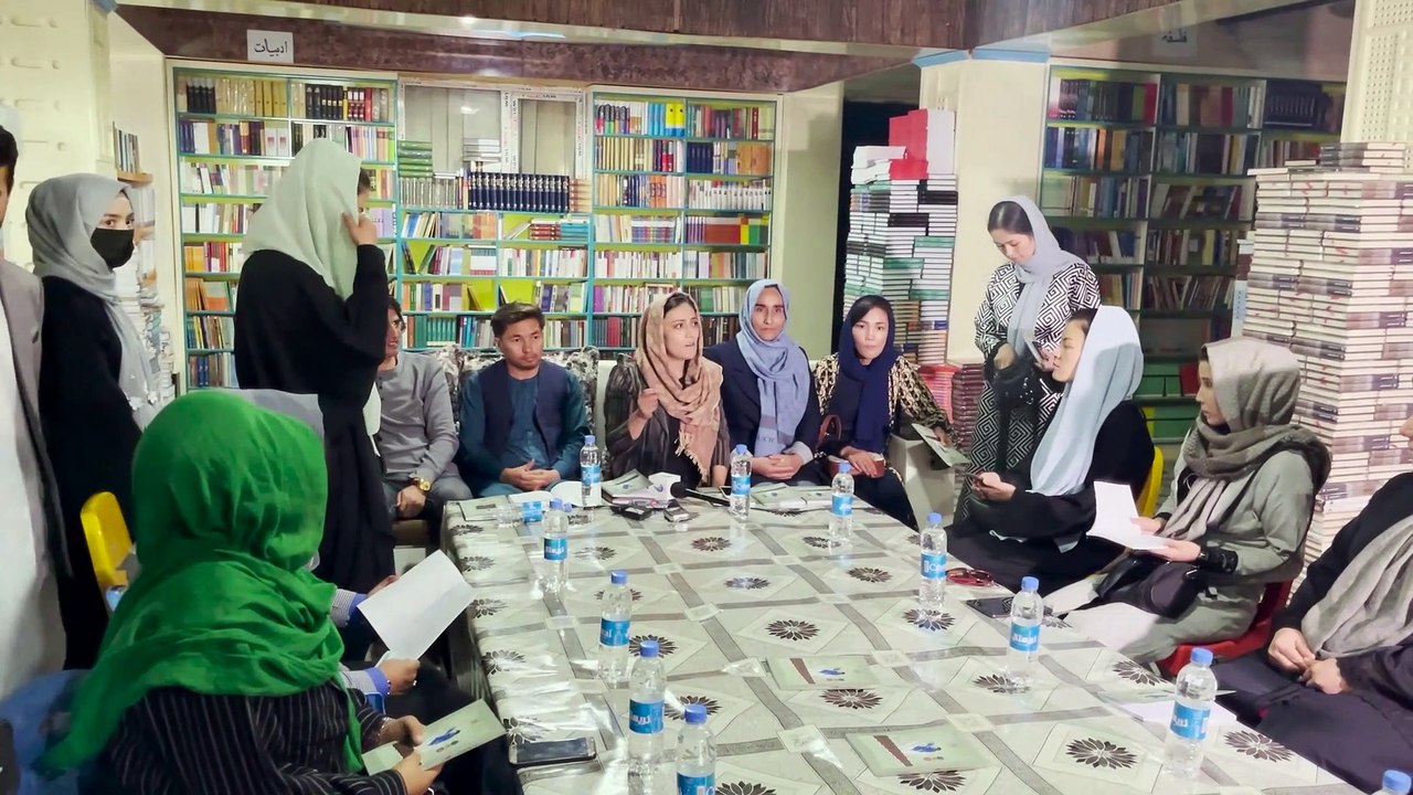 Kabul, il movimento delle donne afghane: "Sfidiamo i talebani leggendo libri in pubblico"