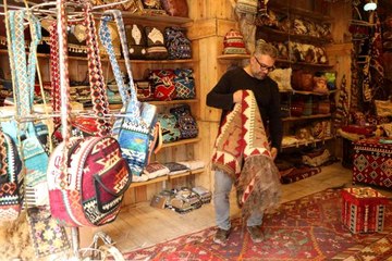 Çöpten topladığı kilim parçalarını dönüştürerek 23 ülkeye ihraç ediyor