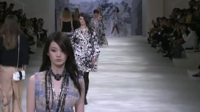 Chanel presenta en Dubai su nueva colección crucero, llena de blancos y negros