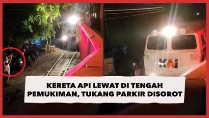 Viral Kereta Api Lewat di Tengah Pemukiman Warga, Aksi Tukang Parkir Jadi Sorotan
