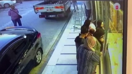 Fatih'te kuyumcu vitrinine bakan kadının altınları çalındı