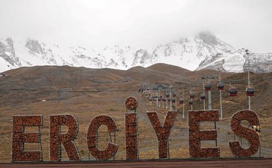 ERCİYES DAĞI'NIN ZİRVESİ BEYAZA BÜRÜNDÜ