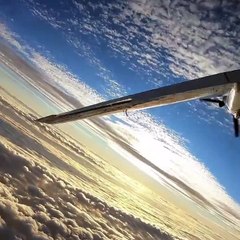 Un avion décroche et manque de s'écraser sur des parachutistes