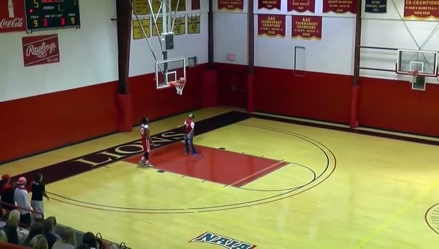 Il marque 4 tirs de basket et remporte 10000 dollars