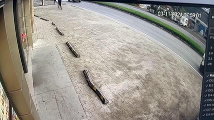 Hareket halindeki kamyonetin lastiğinin yola fırladığı anlar kameralara yansıdı
