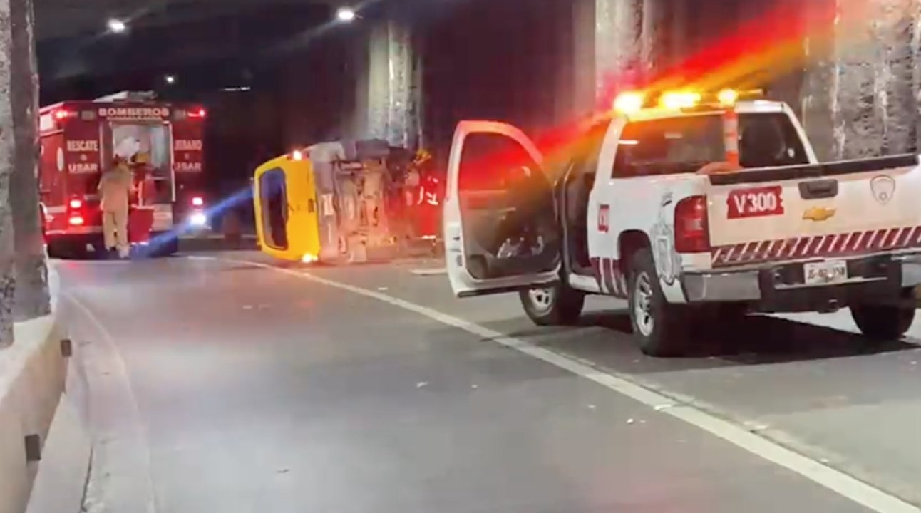 Vuelca camioneta en el túnel vehicular de López Mateos y Américas