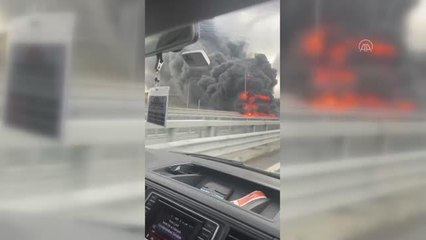 Arnavutköy'de seyir halindeki tırda çıkan yangın söndürüldü