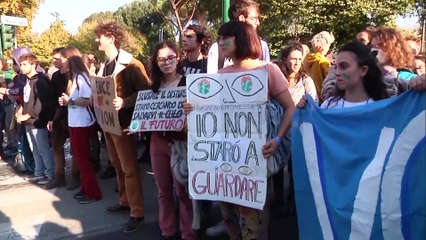 Klímatüntetők zártak le utakat a G20-csúcstalálkozó előtt Rómában