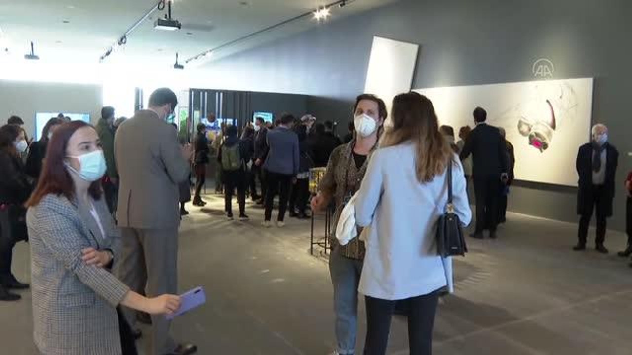 Bakan Ersoy, Beyoğlu Kültür Yolu Festivali kapsamında düzenlenen sergilerin açılışına katıldı