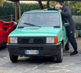 Quand Arturo Vidal pointe en vieille Fiat Panda turquoise