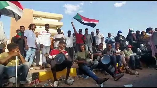 Milhares de sudaneses protestam contra o golpe de Estado
