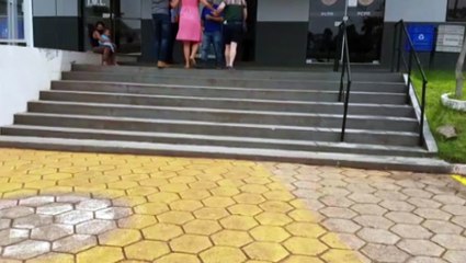Mãe de duas crianças mortas em acidente na PR-180 chega ao IML para liberar os corpos