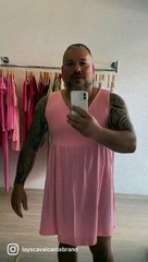 Empresário viraliza nas redes sociais ao vestir peças femininas para promover loja
