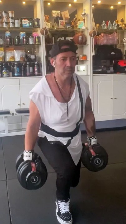 —Gear from @bodyengineers —Happy Tuesday ! —Salut la famille, j’espère que vous allez bien ? Voici mon entraînement Jambes de ce mardi après-midi. Bon entraînement! —SAVE This Leg Day1. Forward Lunges - 4✖️12reps.2. Reverse Lunges - 4✖️12reps