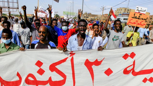 السودان.. مظاهرات حاشدة رفضا لقرارات البرهان