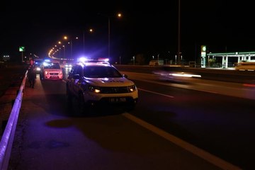 Polis, otobanda otomobilleriyle yarışmak isteyenlere engel oldu