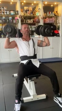 —Gear from @bodyengineers —Happy Monday ! —Salut la famille, j’espère que vous allez bien ? Voici mon entraînement Épaules de ce lundi midi. Bonne semaine ! —SAVE This Shoulder Exercises1. Standing DB Shoulder Press - 4✖️10reps.2. Alternate F