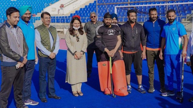 नेताओं पर चढ़ा खेल का बुखार, Rahul Gandhi ने फुटबॉल तो CM Channi ने खेला हॉकी